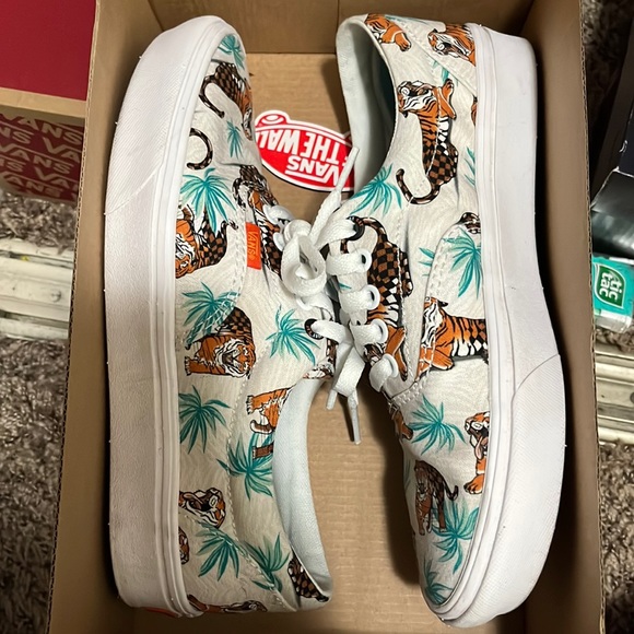 Vans Shoes - Comfycush Era Vans, size 6.5/8